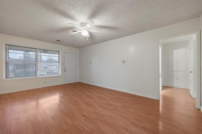 Building Photo - 3532 Hilton Dr