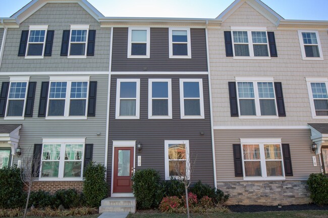 Building Photo - 2 Bed/2.5 Bath Well Maintained Townhome in...