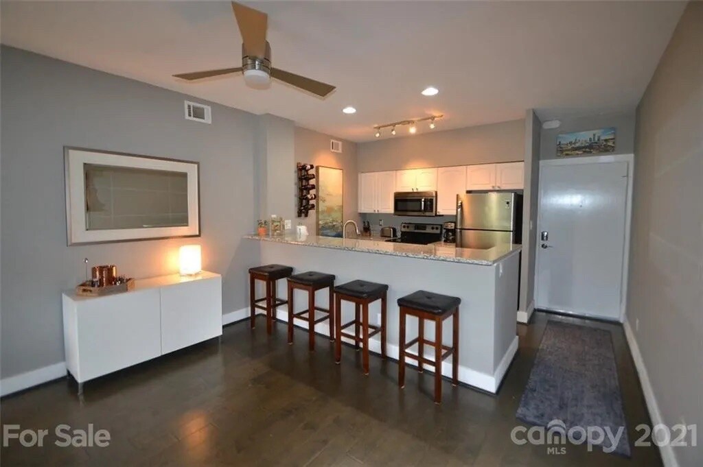 Foto principal - Room in Apartment on N Poplar St