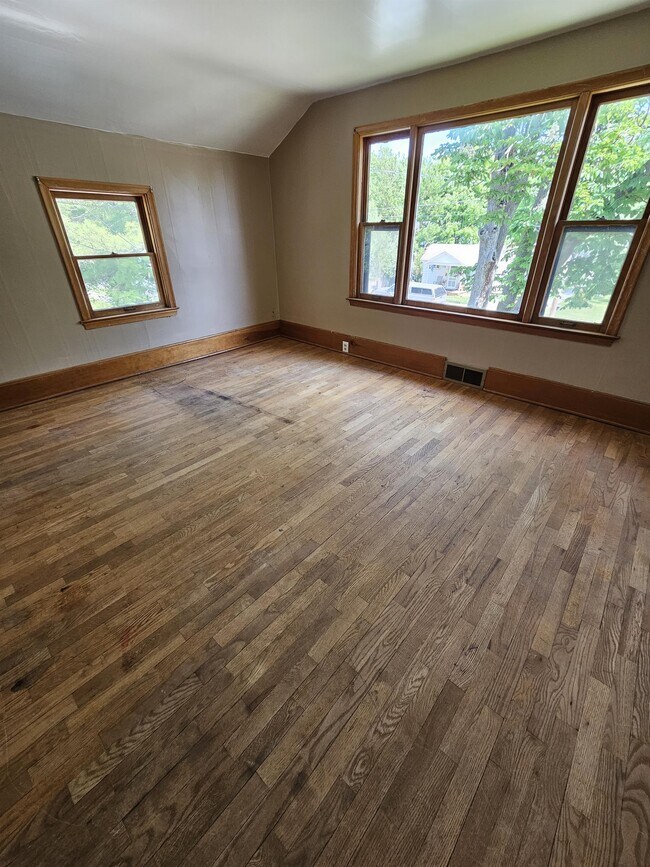 909 Mackinaw St, Saginaw, MI 48602 House Rental in Saginaw, MI