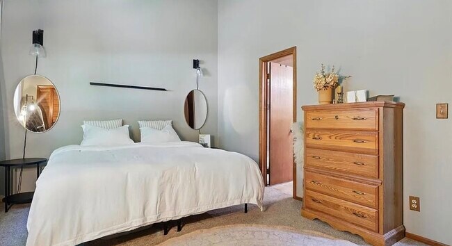 Foto del edificio - 821 Pebblewood Dr