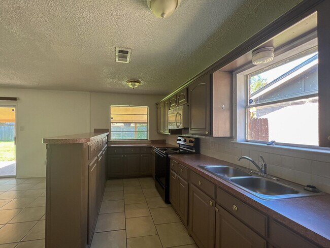 Foto del edificio - Hard to find 4 bedroom home in Haltom City
