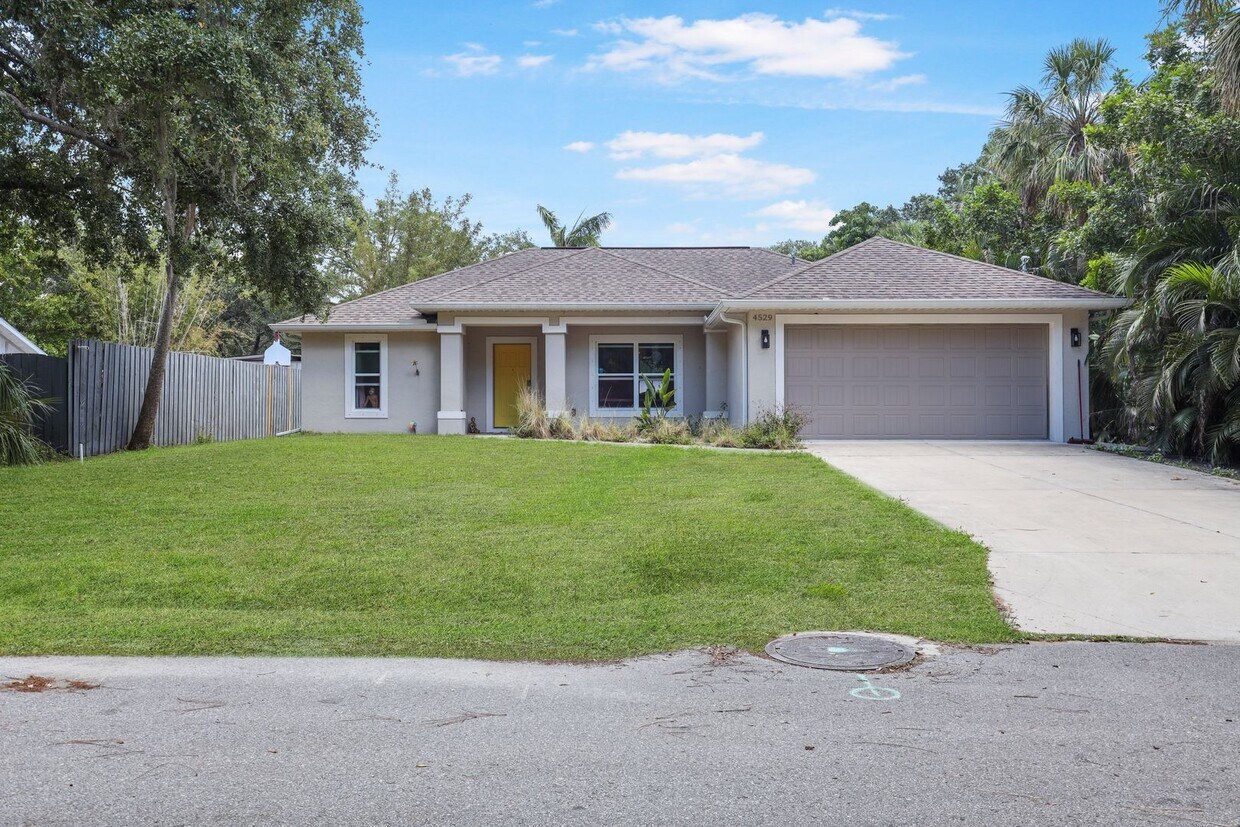 Foto principal - Spacious 3 Bed 2 Bath Single Family Home W...