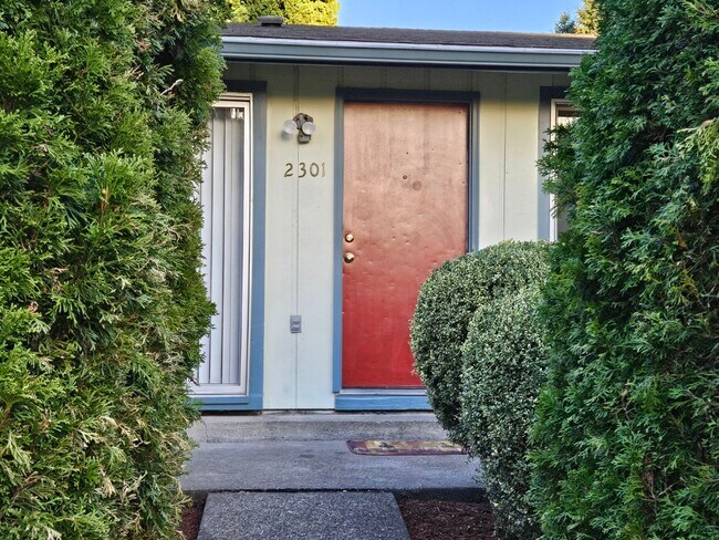 Seculeded Entry Way - 2301 Kauffman Ave
