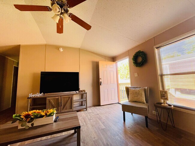 Building Photo - 609 W Dewey St