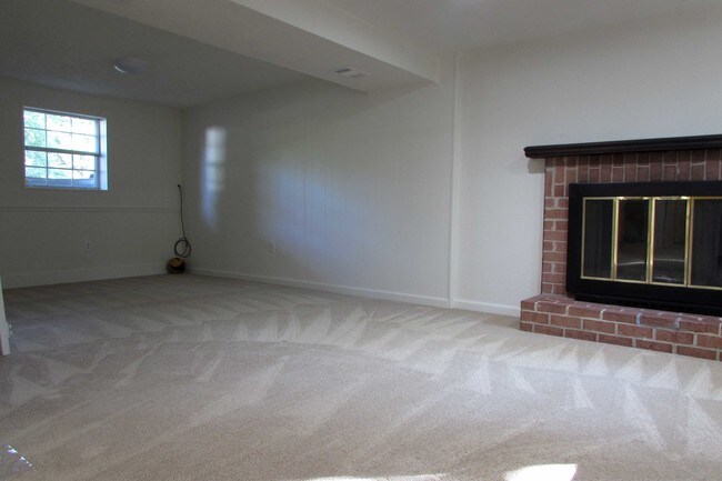 Amplio salón/comedor/chimenea - 8 Templar Ct