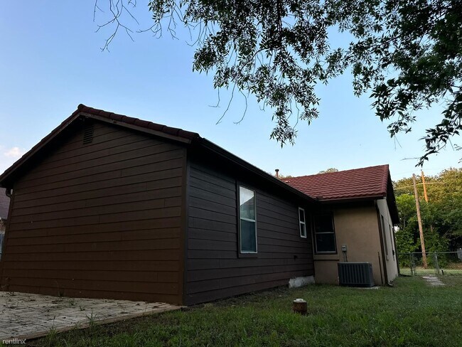 Building Photo - 3 br, 1 bath House - 2925 Hiawatha Trail