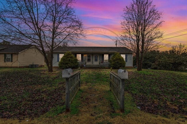 Foto del edificio - Two Bedroom Ranch in Columbia - 1/2 Off First Months Rent!