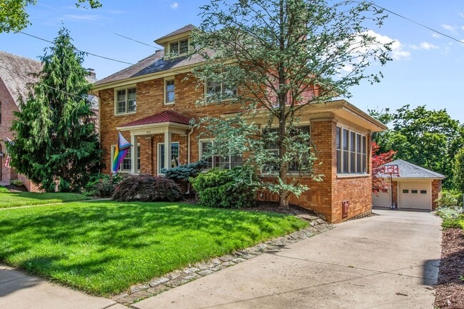 Building Photo - *Beautifully Updated & Spacious 4BD/4BA Si...