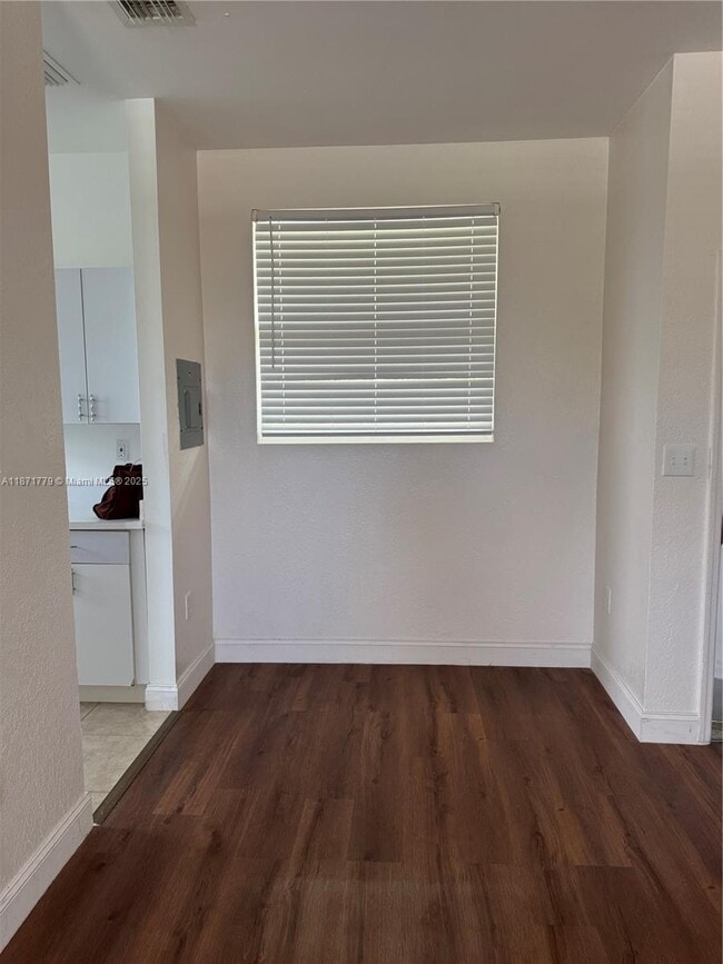 Foto del edificio - 1525 NW 60th St