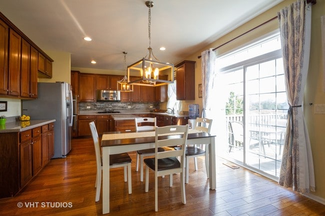 Building Photo - 305 Meadows Edge Dr