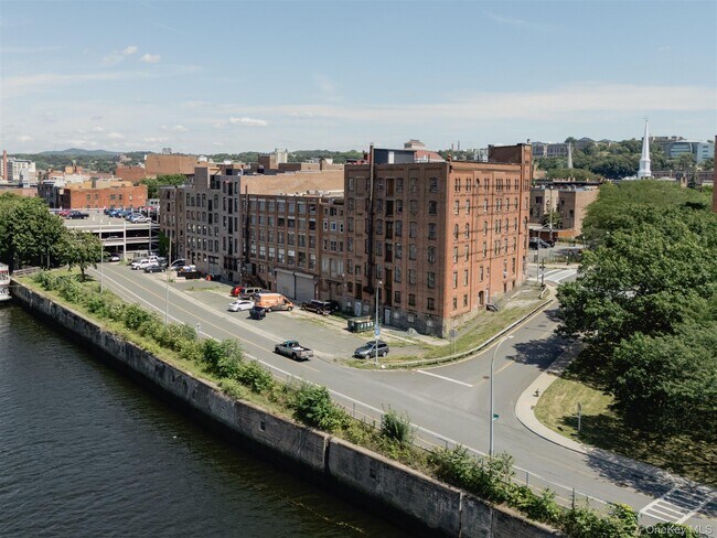 Building Photo - 155 River St