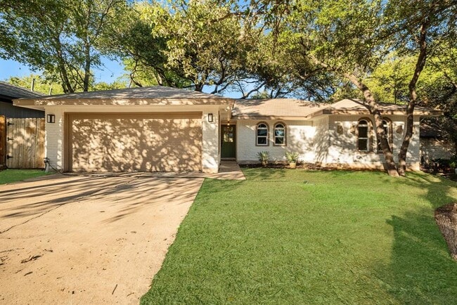 Building Photo - 902 Acorn Oaks Dr
