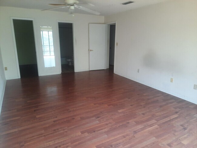 Building Photo - 2050 Oleander Blvd