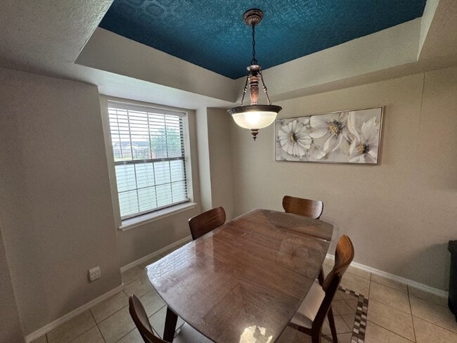 Building Photo - 3-bedroom Condo in Quail Springs area, fully furnished! You only pay Electric and Internet!