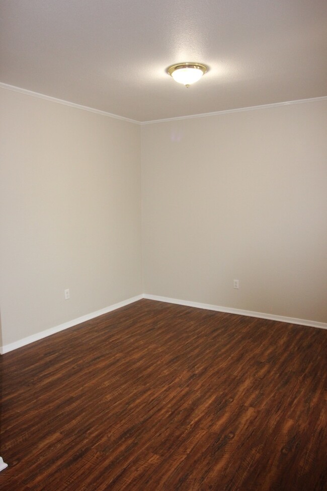 Building Photo - FOR LEASE! 1 BR - 1 BA - Frame House in We...