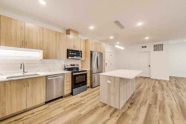 Building Photo - 5126 S Kenwood Ave