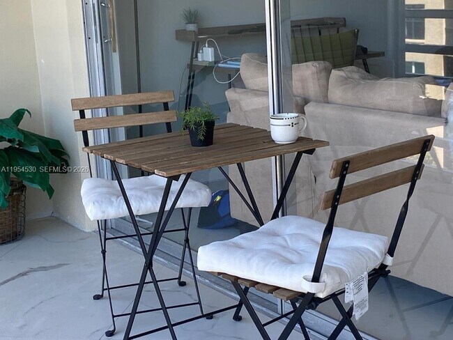 Foto del edificio - 100 Waterway Dr S