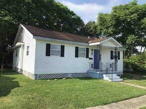 Building Photo - 3205 Luna St