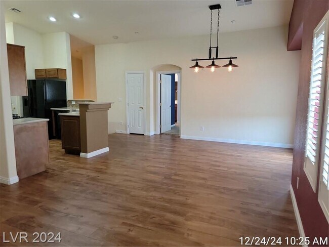 Building Photo - OUTSTANDING UNIT IN GREAT COMMUNITY!! Clos...