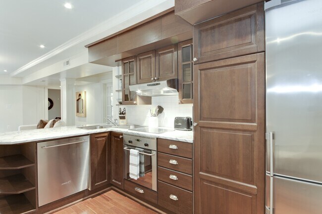 Foto del edificio - 2114 Bancroft Pl NW