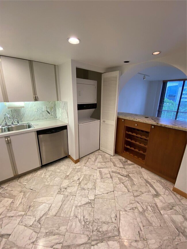 Building Photo - 1450 Brickell Bay Dr
