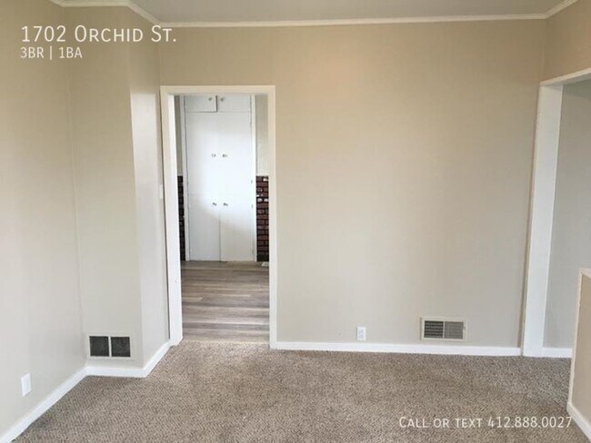 Building Photo - 3 bedroom 1 bath Lincoln Place! Winter Spe...