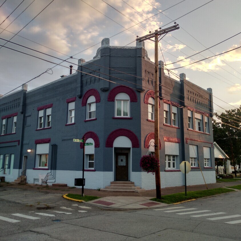 Primary Photo - 211 Main St