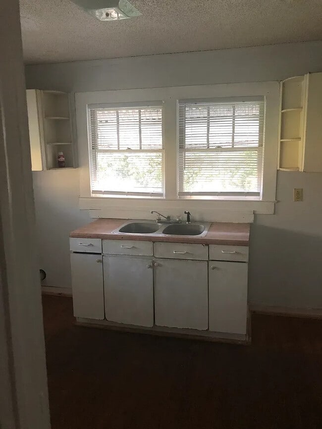 Building Photo - 2 Bedroom 1 Bathroom