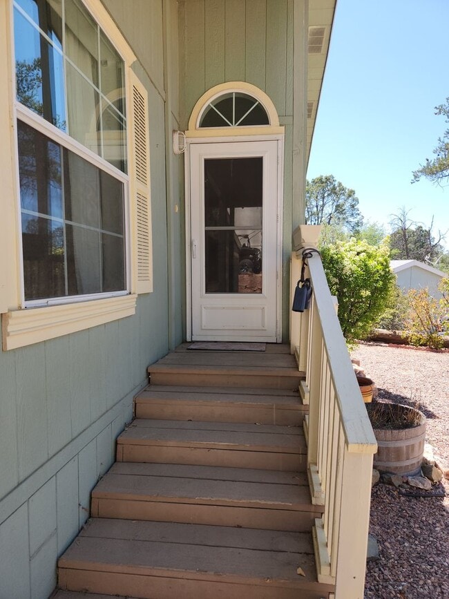 Building Photo - Adorable 2 bed + Den / 2 Bath + Single Garage Home