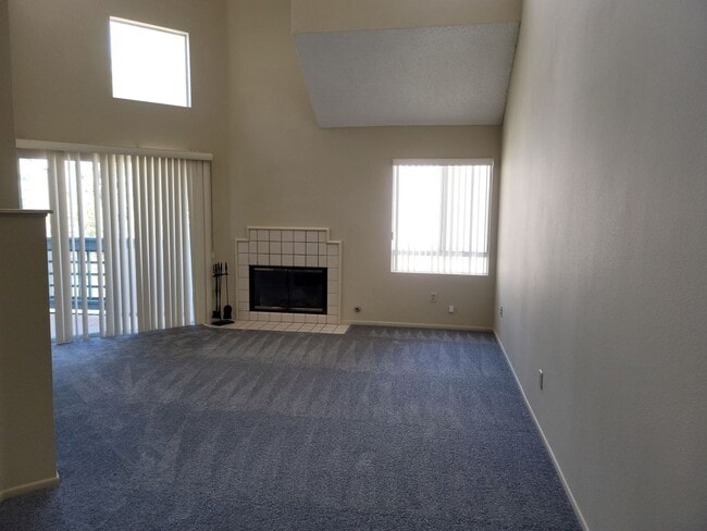 Building Photo - REDUCED RENT, Beautiful Upper Unit with Bo...