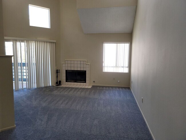 Foto del edificio - REDUCED RENT, Beautiful Upper Unit with Bo...