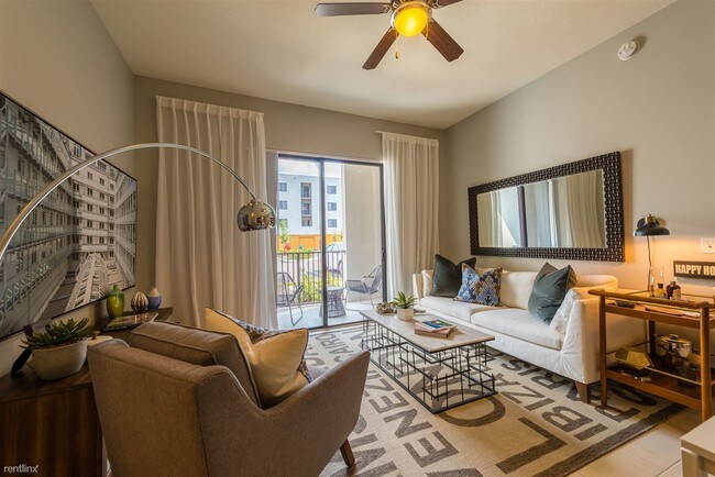 Foto del edificio - 1 br, 1 bath Apartment - 8800 NW 36th St