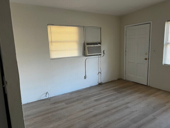 Foto del edificio - Duplex near Bumby/Michigan