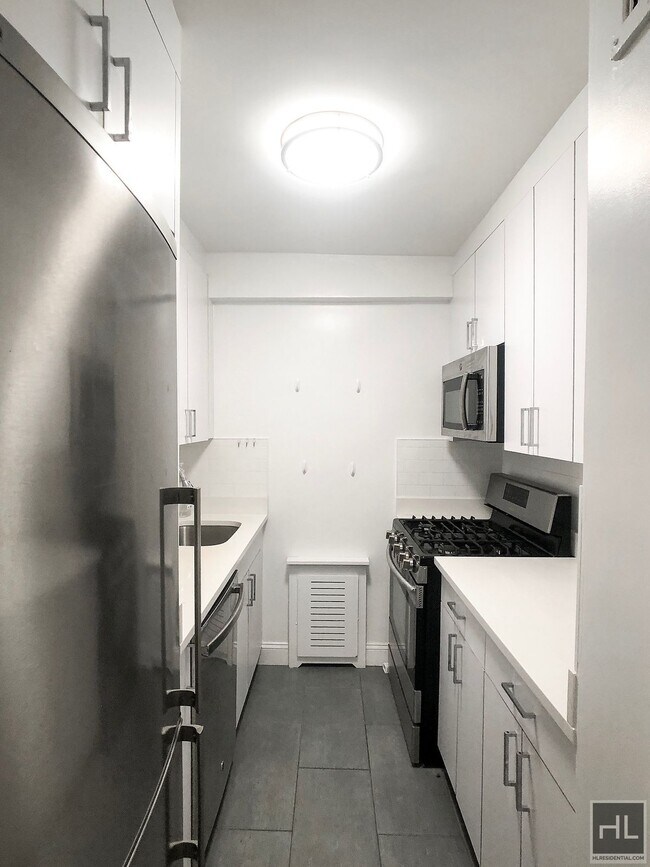 Building Photo - GORGEOUS MIDTOWN EAST 2 BED 2 BATH - WON'T...
