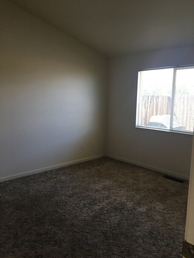 Building Photo - Large bedrooms, open floorplan