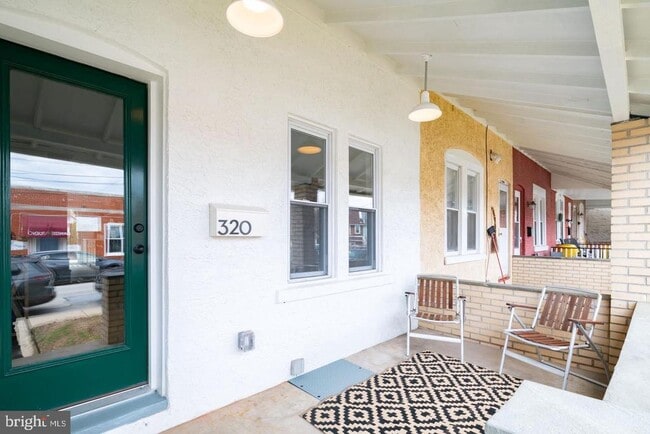 Building Photo - 320 Iona Ave