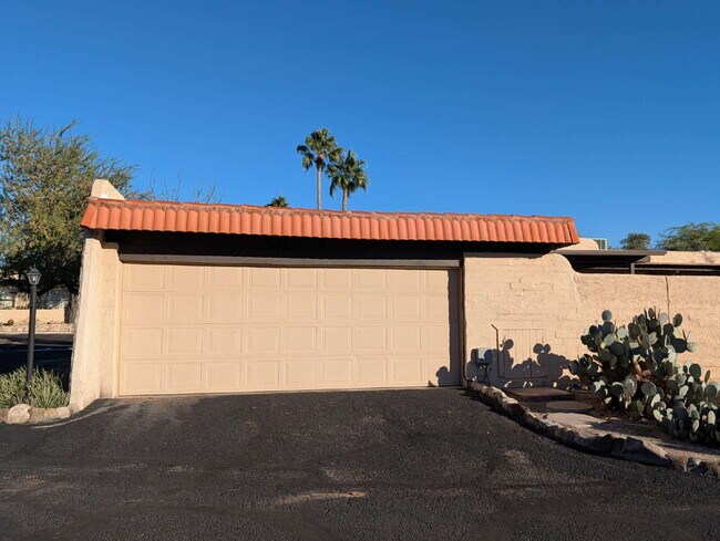 Foto del edificio - Beautiful 3-Bedroom Townhome in North Tucson