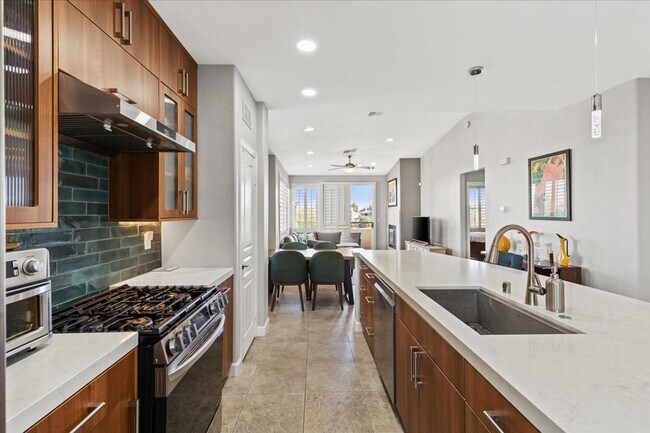 Foto del edificio - Modern Summerlin 2 Bedroom Condo with Garage - Fully Furnished