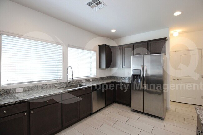 Foto del edificio - 240 W Juniper Ave