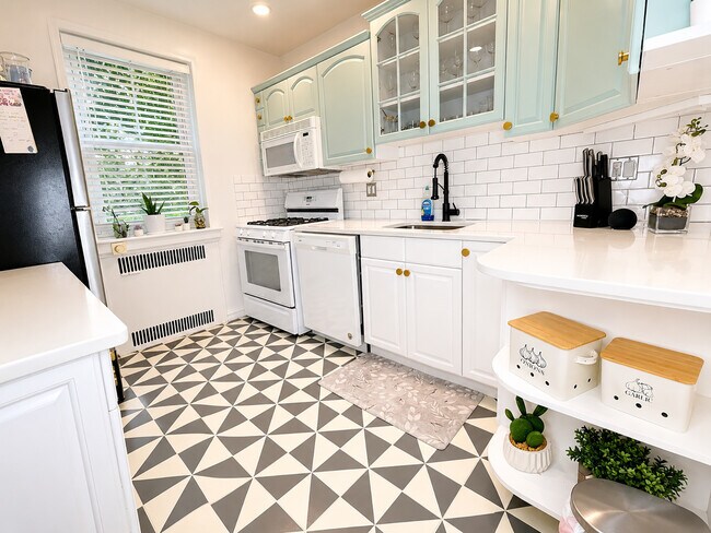 Foto del edificio - 70 Strawberry Hill Ave