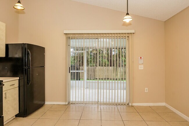 Foto del edificio - 331 Placid Lake Dr