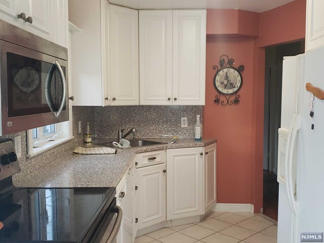 Foto del edificio - 341 Haywood Dr