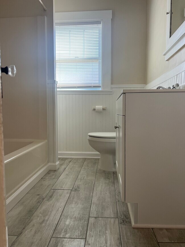 Baño completo - 5915 N Flagler Dr
