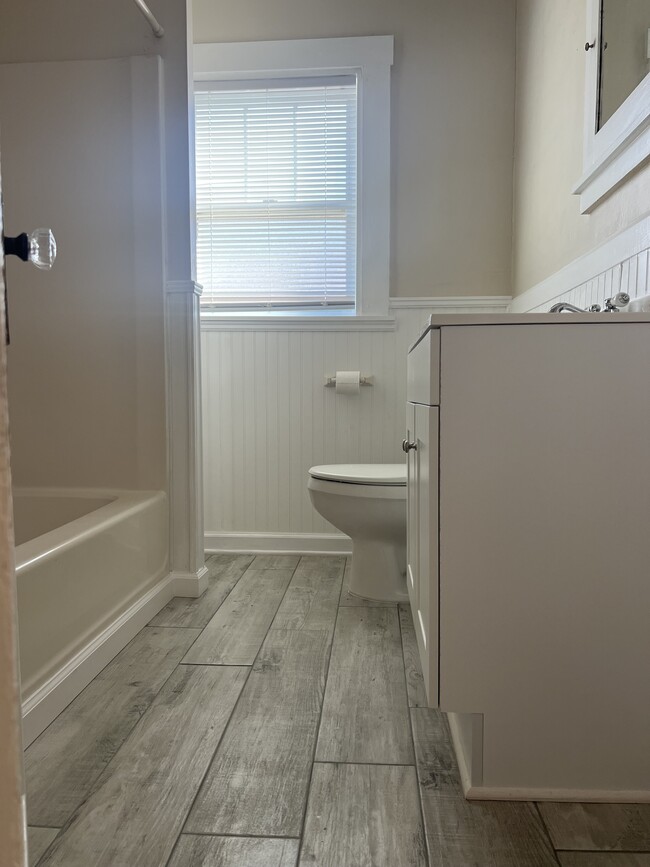 Full Bath - 5915 N Flagler Dr