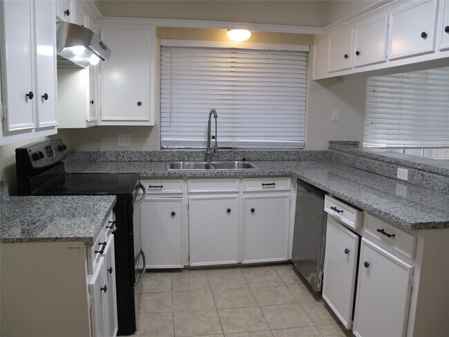 Building Photo - 6906 Sandy Knolls Dr