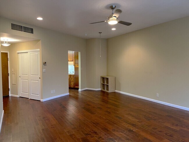 Building Photo - Coveted Portland Plaza Condo located in Do...