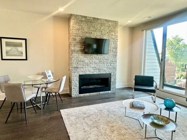 Building Photo - 2 Bedroom 2.5 Bathroom Penthouse with Park...