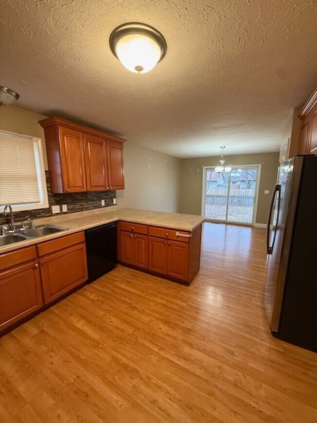 Building Photo - 409 DALHLIA