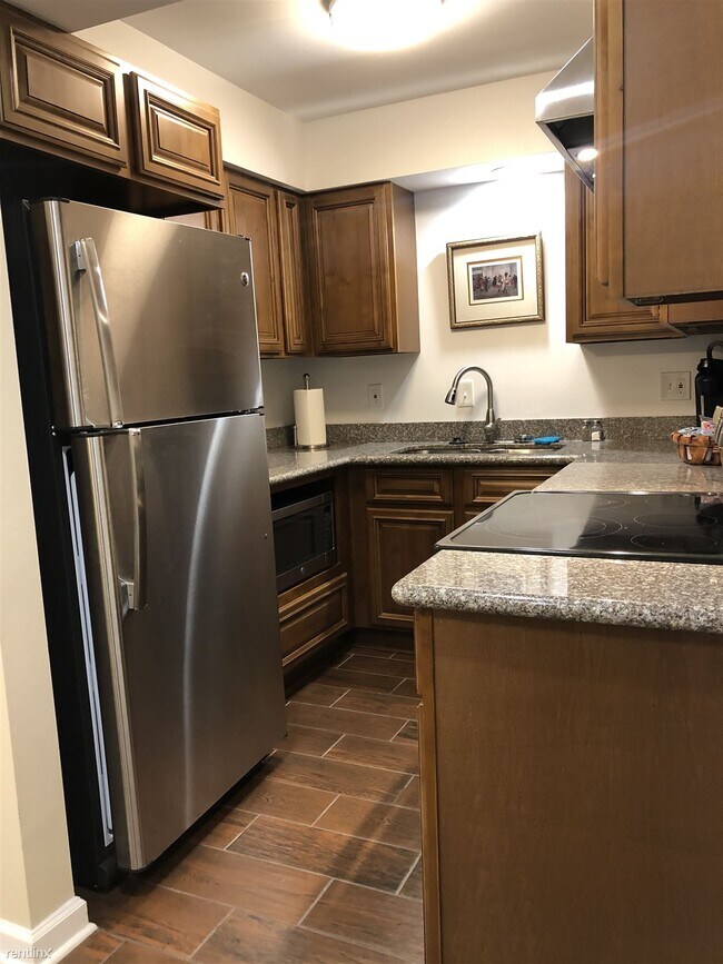 Building Photo - 3 br, 2.5 bath Townhome - 6 Shepard Court A